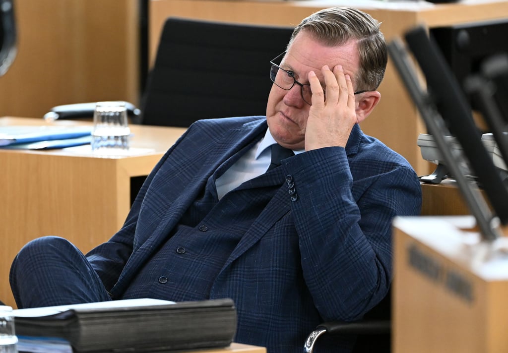 Bodo Ramelow (Die Linke), Ministerpräsident von Thüringen, sitzt im Plenarsaal des Thüringer Landtags.