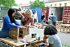 Internationale Helfer bauen unter anderem Tische und Bänke für die Kinderstadt aus Europaletten. 
