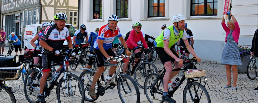 Auf die Plätze, fertig, los! Haldenslebens stellvertretende Bürgermeisterin Sabine Wendler hat den Startschuss bei der Tour de Osten für die letzte Etappe nach Halberstadt gegeben.