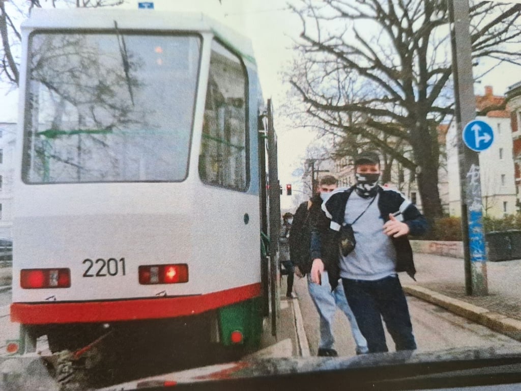 Die Täter machten sich schnell aus dem Staub, als die Straßenbahn zum Stehen kam.