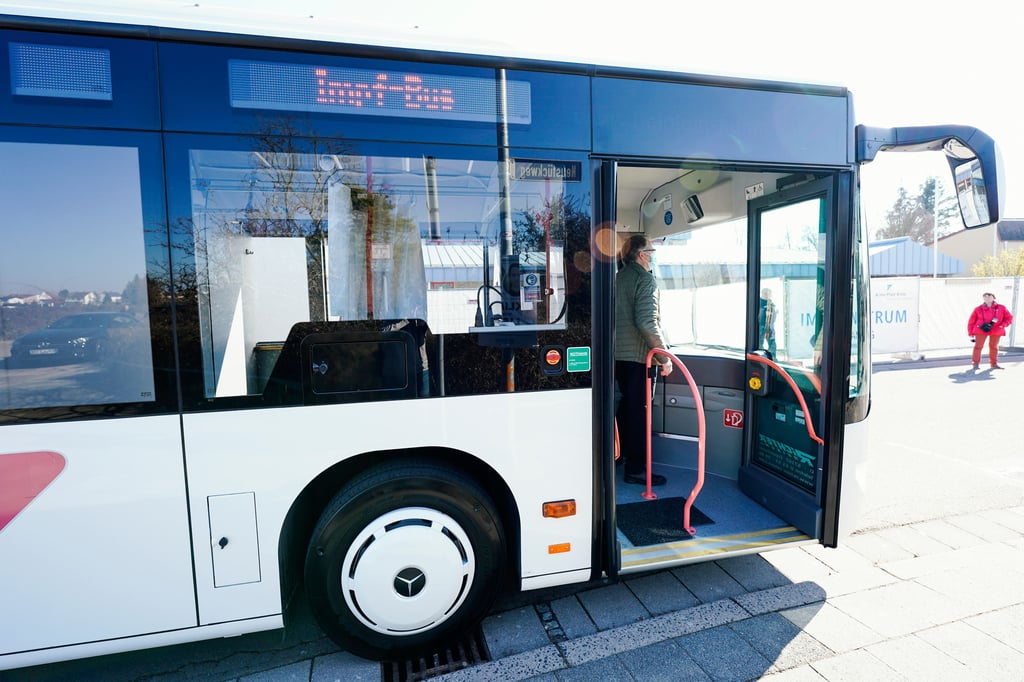 Schon bald wird ein solcher Impfbus auch durch den Landkreis Börde fahren. In anderen Landkreisen wie hier im Rhein-Pfalz-Kreis praktizieren das bereits.