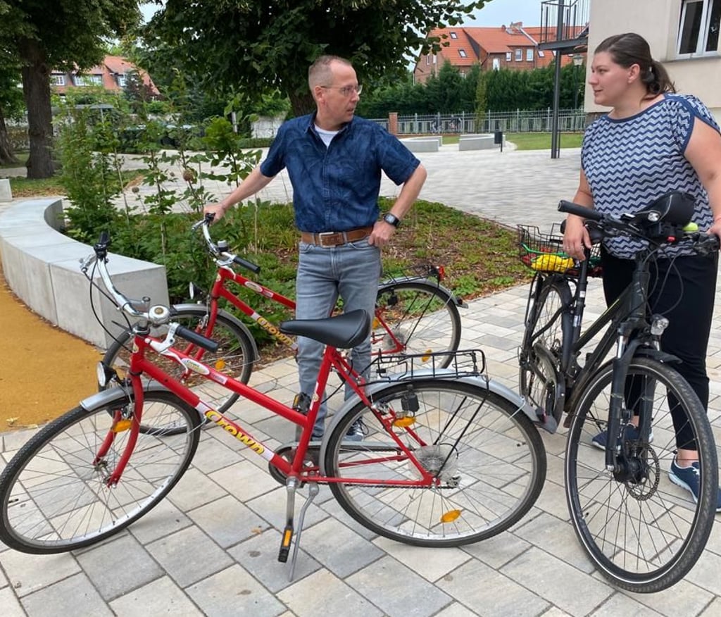Der stellvertretender Schulleiter Thomas Meyer und Musiklehrerin Jeanette Wiest nahmen die Sechstklässlern mit auf eine Fahrradtour zur Schleuse. Zum Abschluss gab es für jeden ein Eis.