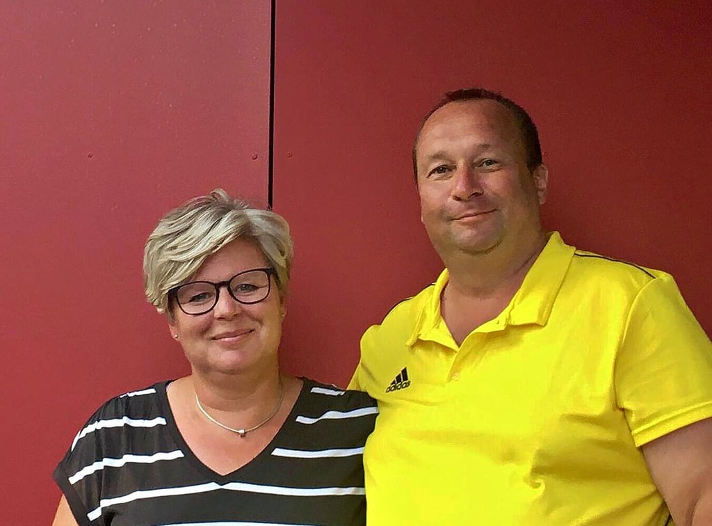 Tippspielgewinner Michael Tönnies freut sich zusammen mit seiner Partnerin Andrea Hirle.