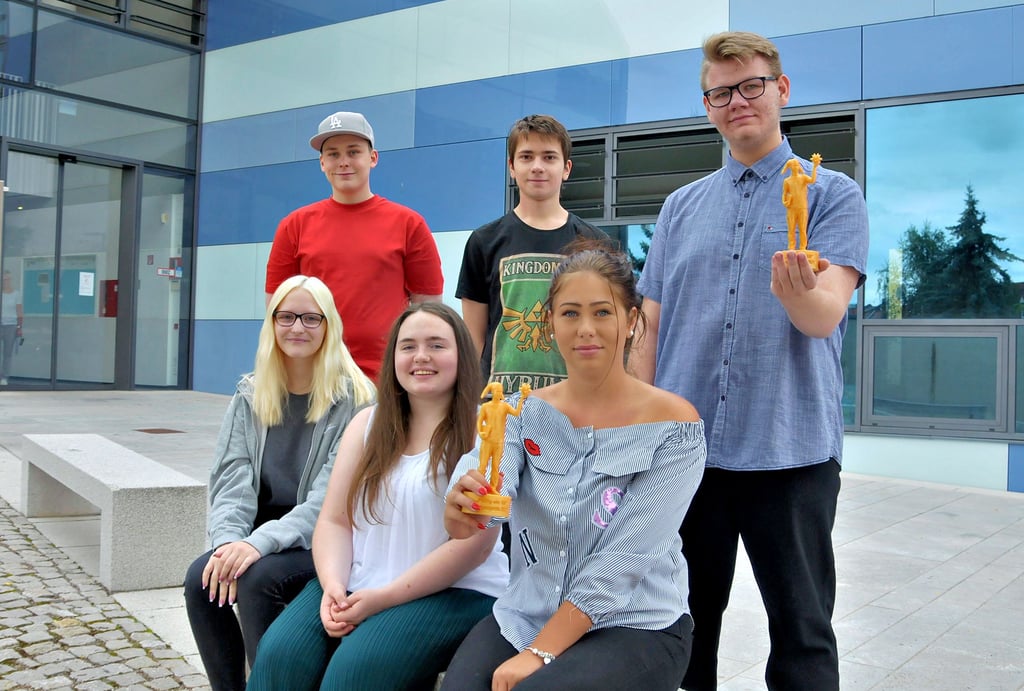 Die Klassenbesten am Campus Technicus in Bernburg wurden erstmals mit einer Eulenspiegel-Figur ausgezeichnet: Sarah Fiedler (vorn von links), Emily Werner, Noemi Kundolf, Eddie Grasemann (hinten von links), Marcus Kläbisch und Tim Gaulke.