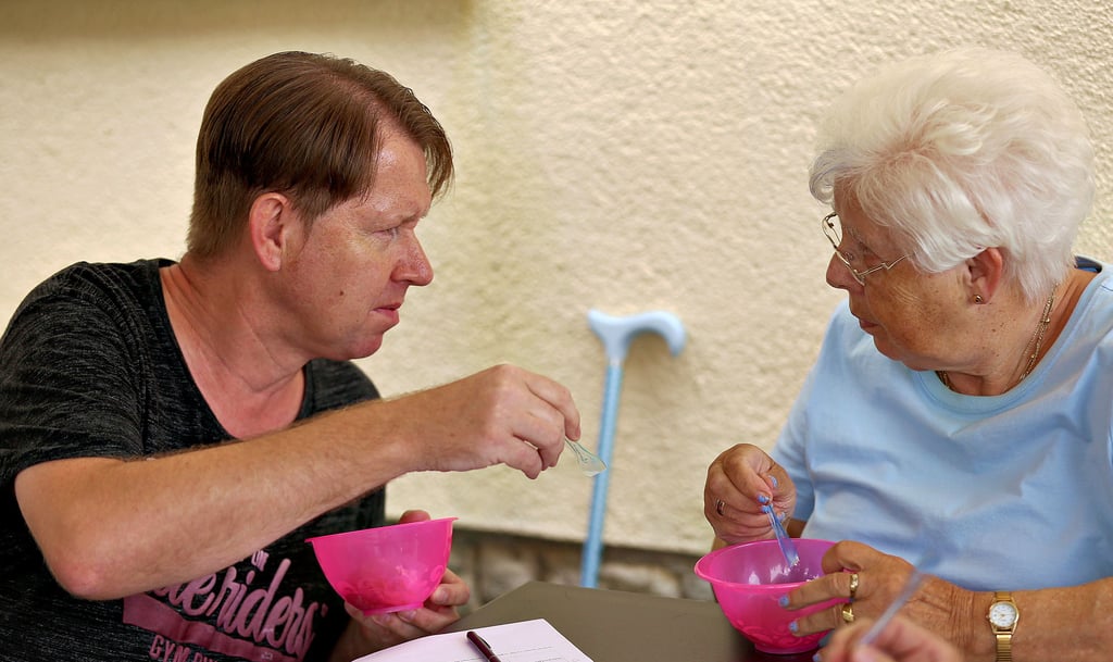 MZ-Leser Hanna (rechts) und Torsten Sichert waren am Mittwoch Teil der Jury, die das Eis verkostete und bewertete.