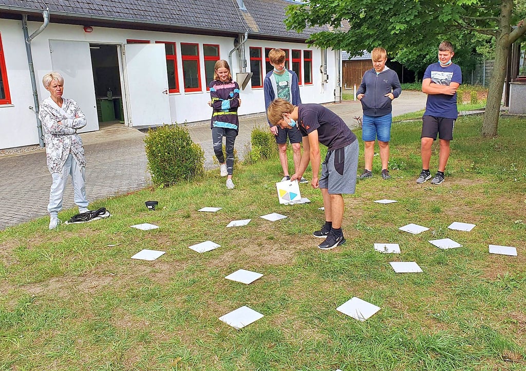 Gar nicht so einfach, unter so vielen Blättern von einem gerade aufgedecken auf Anhieb das exakt gleiche Motiv herauszufinden. Hier versucht es gerade Felix.