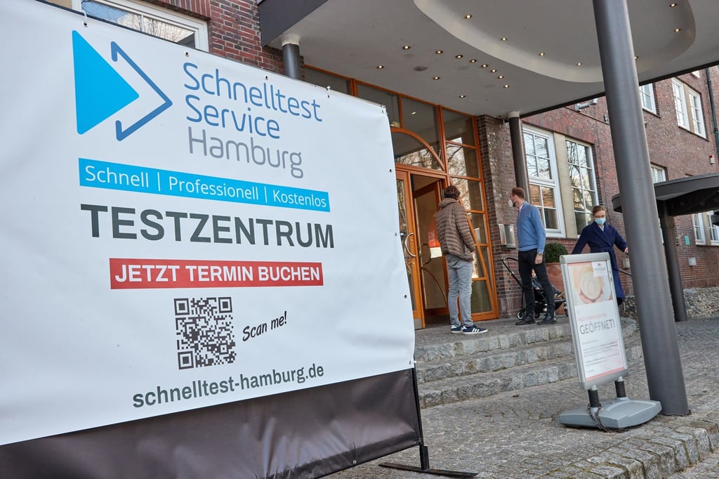 Ein Schild mit der Aufschrift „Schnelltest Service Hamburg Testzentrum“ steht vor dem Eingang des Meridian Spa & Fitness in der Quickbornstraße.
