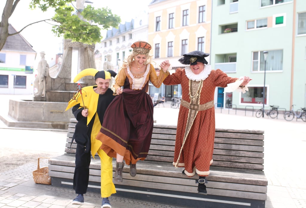 Dirk Nachtey (von links), Melissa von der Heyden und Torsten Sielmon schlüpften in die historischen Kostüme aus der Zeit des Till Eulenspiegels. Für das Foto wagen sie eine ganz besondere Pose.