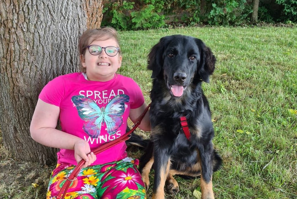 Die neunjährige Emily liebt ihren Momo. Noch ist die Ausbildung ihres Assistenzhundes allerdings nicht abgeschlossen.