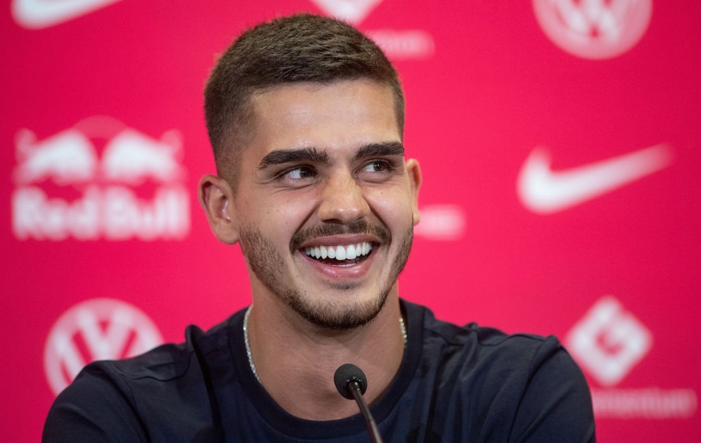 Neuzugang André Silva stellt sich während eines Mediengesprächs vor.