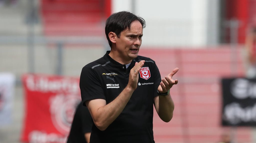 Gerüstet für den Auftakt in der 3. Liga: Trainer Florian Schnorrenberg sieht den Halleschen FC einen Schritt weiter als noch in der Vorsaison.
