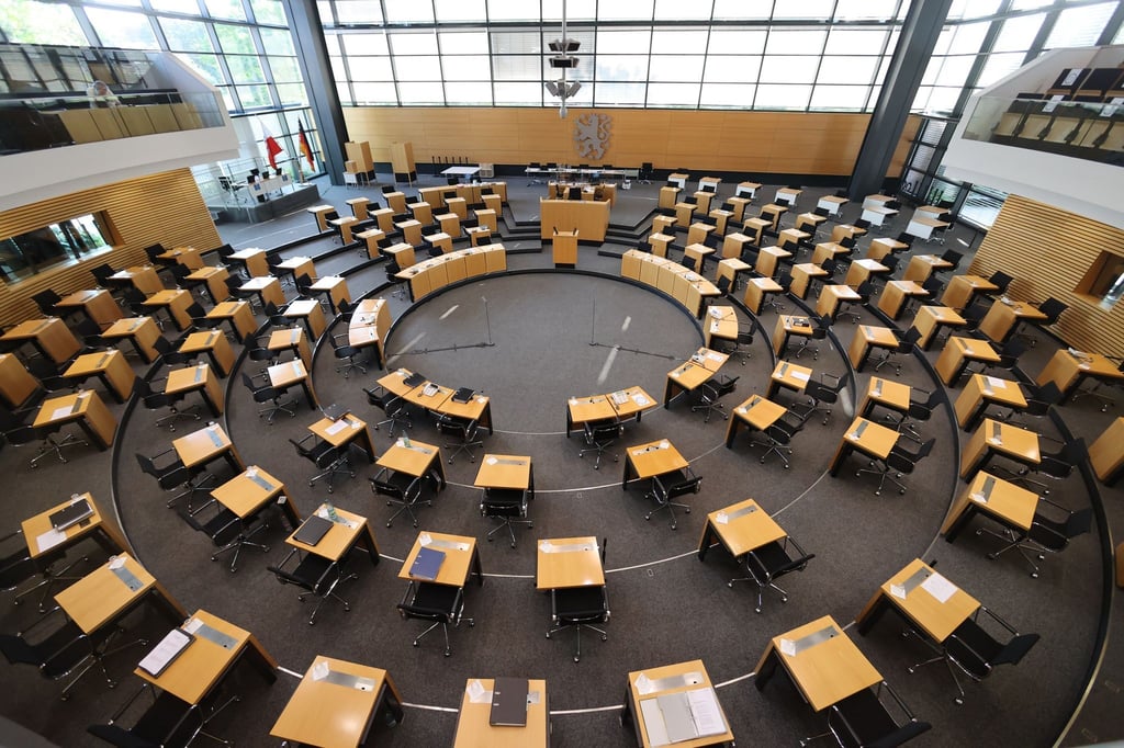 Blick in den leeren Plenarsaal des Thüringer Landtages vor Beginn der Sitzung.