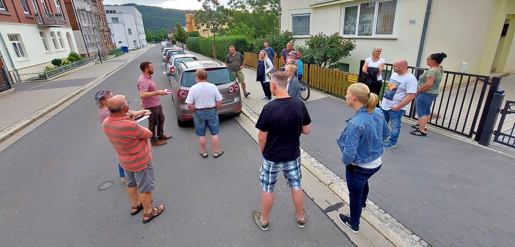 Zur Begehung mit dem Ordnungsamt kamen mehrere Dutzend Anwohner. Ihr Wunsch: Aus dem Lindenbergsweg soll eine Einbahnstraße werden.