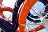 Die neuen Rutschen im Magdeburger Nemo: In den blauen Röhren können sich Gäster miteinander auf Zeit messen. In der orangen Röhre darf zu zweit gerutscht werden.