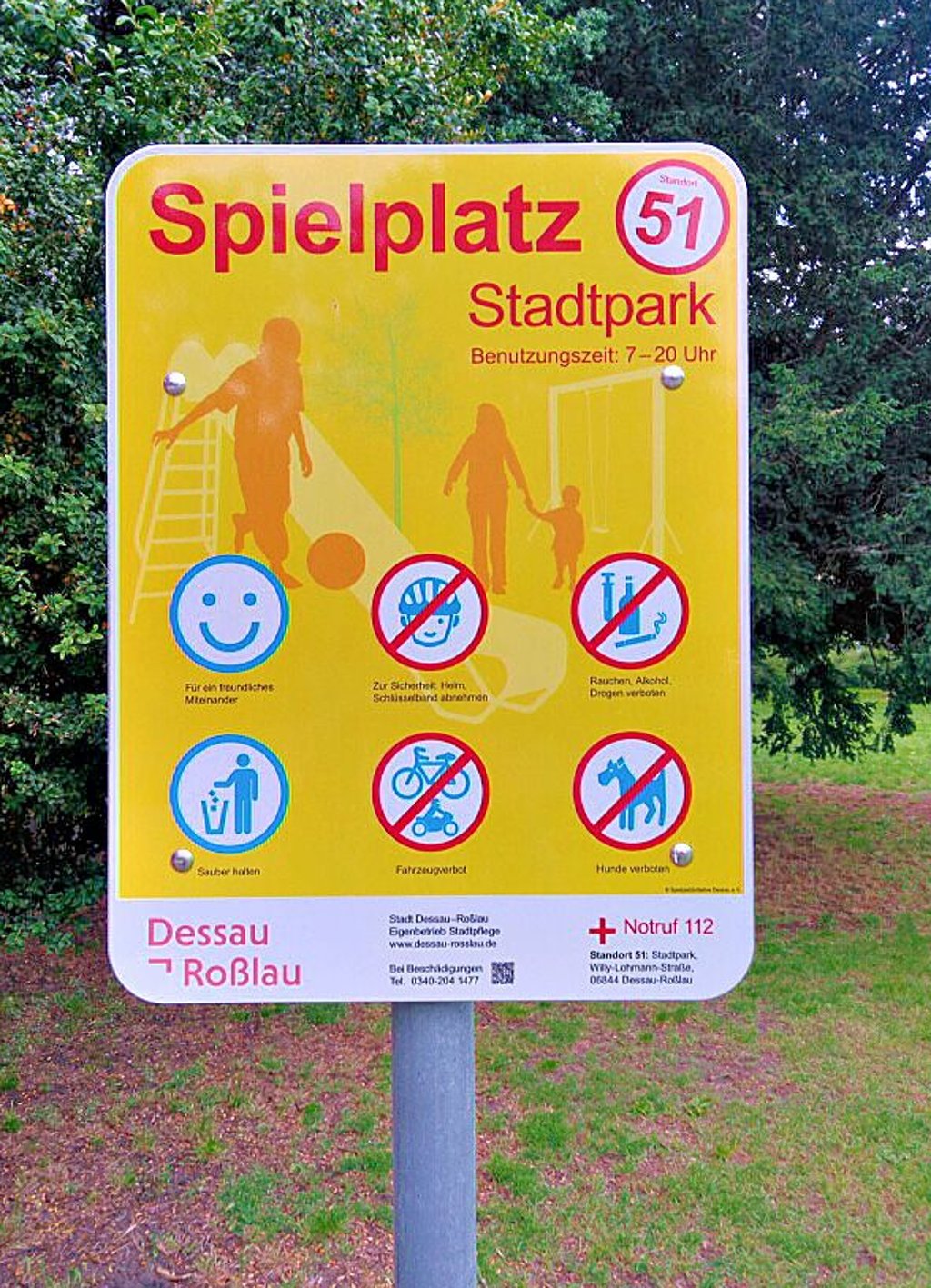 Neues Hinweisschild am Spielplatz im Stadtpark - ein Projekt der Initiative.