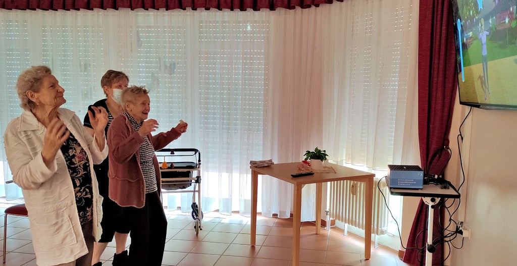 Ingeborg Müller und Gerda Sierakowski tanzen mit der Leiterin des begleitenden Dienstes Dagmar Sudhoff zu Reinhard Meys "Über den Wolken" (v. l. n. r.).