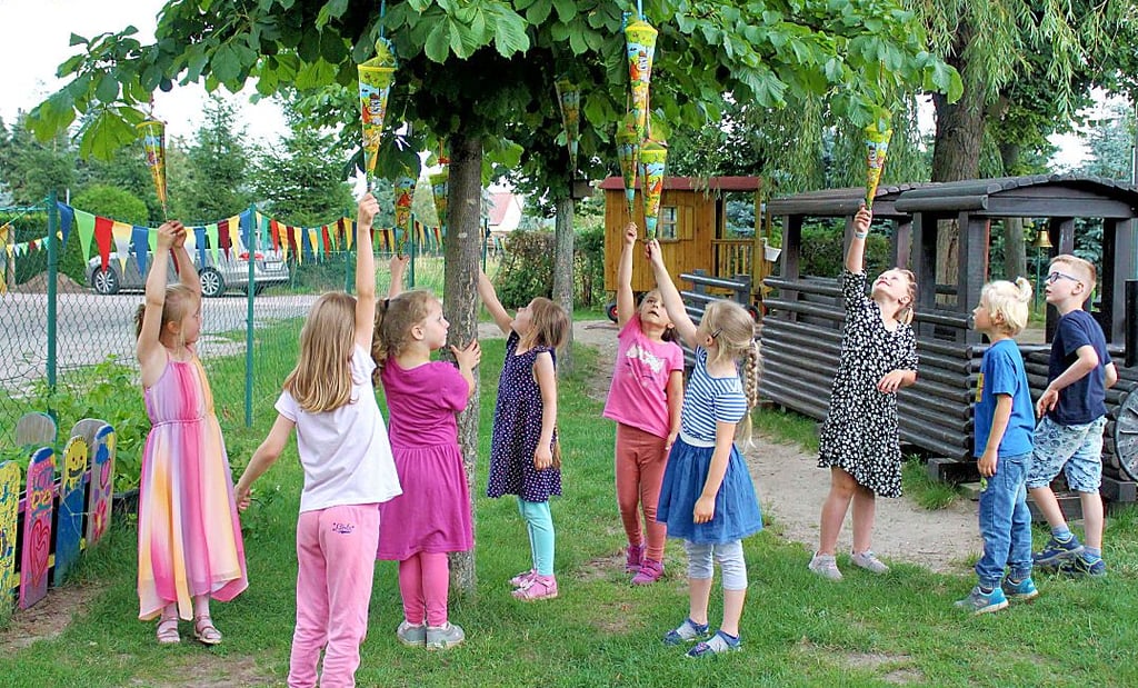 Die Zuckertüten für die Deetzer Kinder waren am Baum gewachsen.