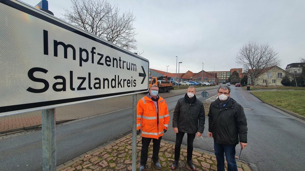 14 Wegweiser mit der Aufschrift „Impfzentrum Salzlandkreis“ verweisen in Staßfurt in Richtung Bodestraße 11.