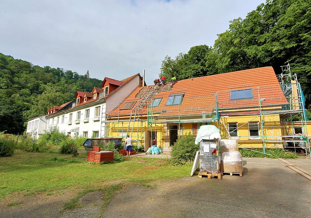 Am ersten Haus wird das Dach neu eingedeckt.