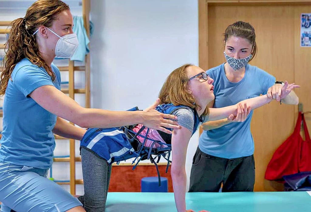 Die kleine Anita aus Derenburg während des jüngsten Reha-Aufenthalts im Adeli-Center im slowakischen Kurort Pie?tany. 14 Tage lang absolvierte sie dort ein Trainingsprogramm.