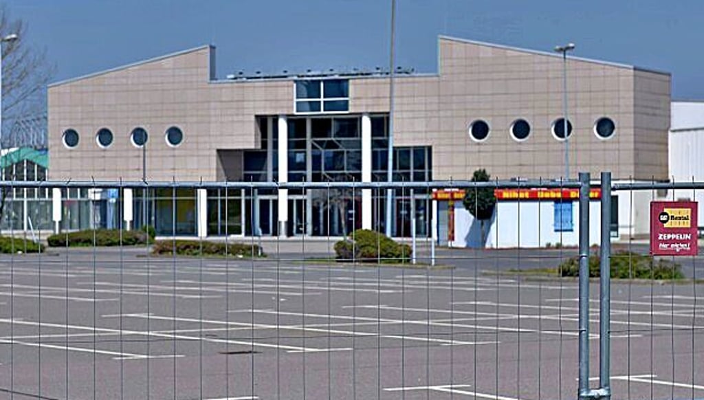Das Real-Gebäude ist leer.