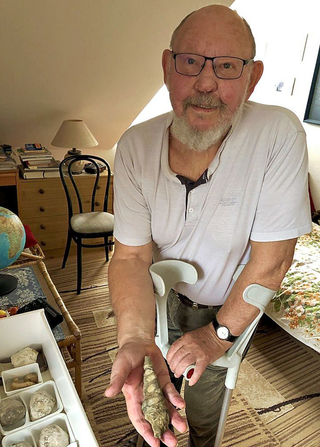 Gerhard Beutler zeigt eine Schnecke, die er selbst bei einer Expedition im Kaukasus gefunden hat.