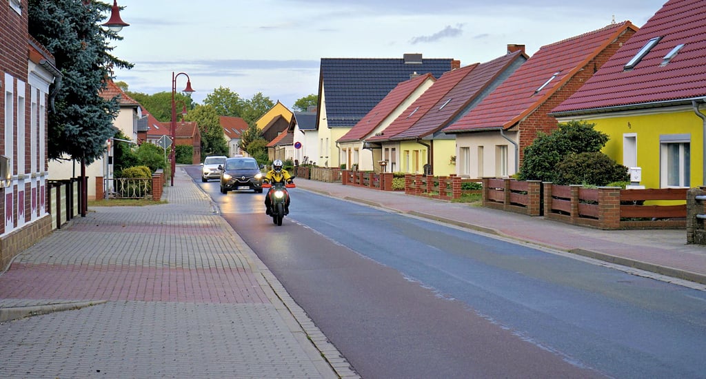 Die Kreisstraße in Brettin gleicht mittlerweile einer Buckelpiste. Demnächst soll die Planung der grundahften Sanierung beginnen.