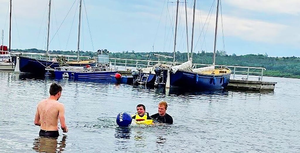 Dank der DLRG-Ortsgruppe Geiseltalsee konnte Markus Koppe (Mitte) endlich wieder baden gehen.