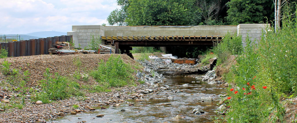 Die neue Brücke an der Veckenstedter Furt nimmt langsam, aber sicher Gestalt an. Noch in diesem Jahr soll sie eingeweiht und zur Nutzung freigegebn werden. Zum Gesamtbauwerk gehören ein neuer Schutzdeich sowie eine Sohlgleite.