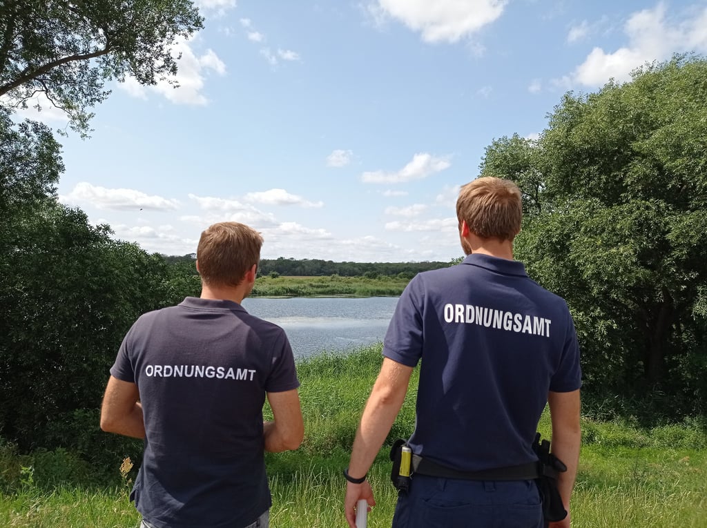 Auch an den Wochenenden macht das Ordnungsamt Biederitz Kontrollen, wie hier im Landschaftsschutzgebiet in Biederitz.