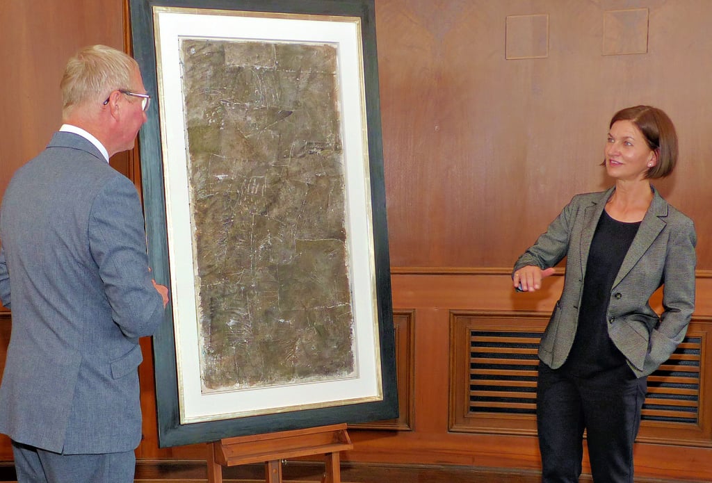 Kuratorin Andrea Peters und Oberbürgermeister Armin Schenk präsentieren die Dauerleihgabe der Kunstsammlungen Bayer, „Meta Topografia“.