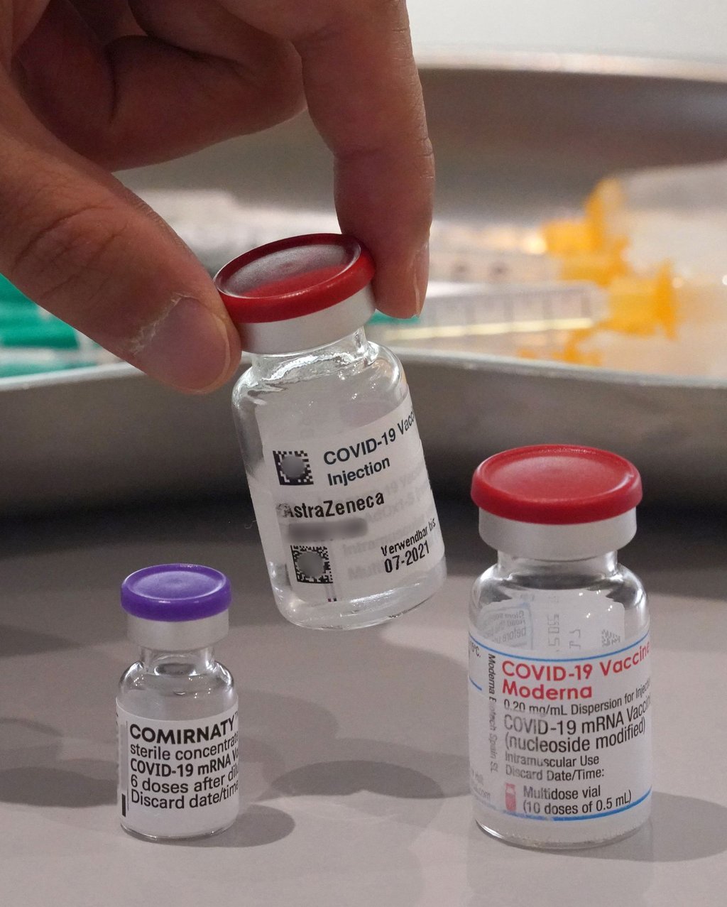 Links im Bild steht eine Impfdose vom Impfstoff Biontech, rechts im Bild steht eine Impfdose vom Impfstoff Moderna.
