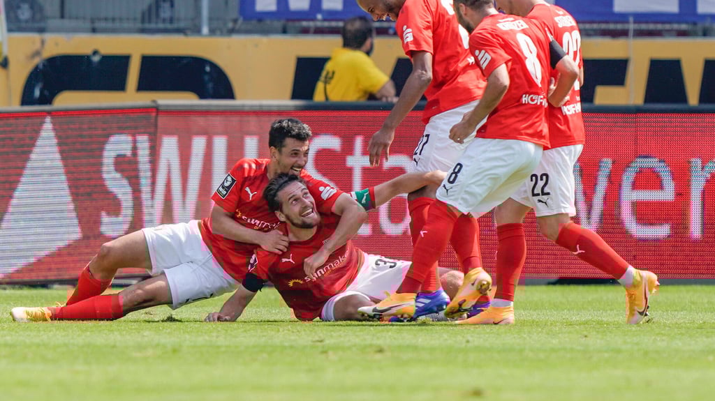 Die HFC-Spieler fangen ihren Kapitän Jonas Nietfeld nach dessen Treffer zum 3:1 gegen Meppen wieder ein.