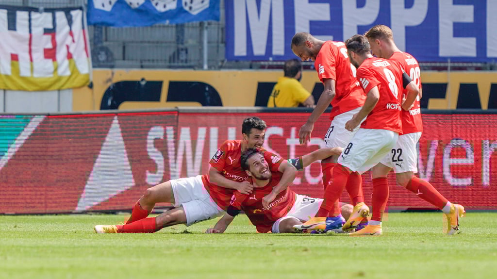 Die HFC-Spieler fangen ihren Kapitän Jonas Nietfeld nach dessen Treffer zum 3:1 gegen Meppen wieder ein.