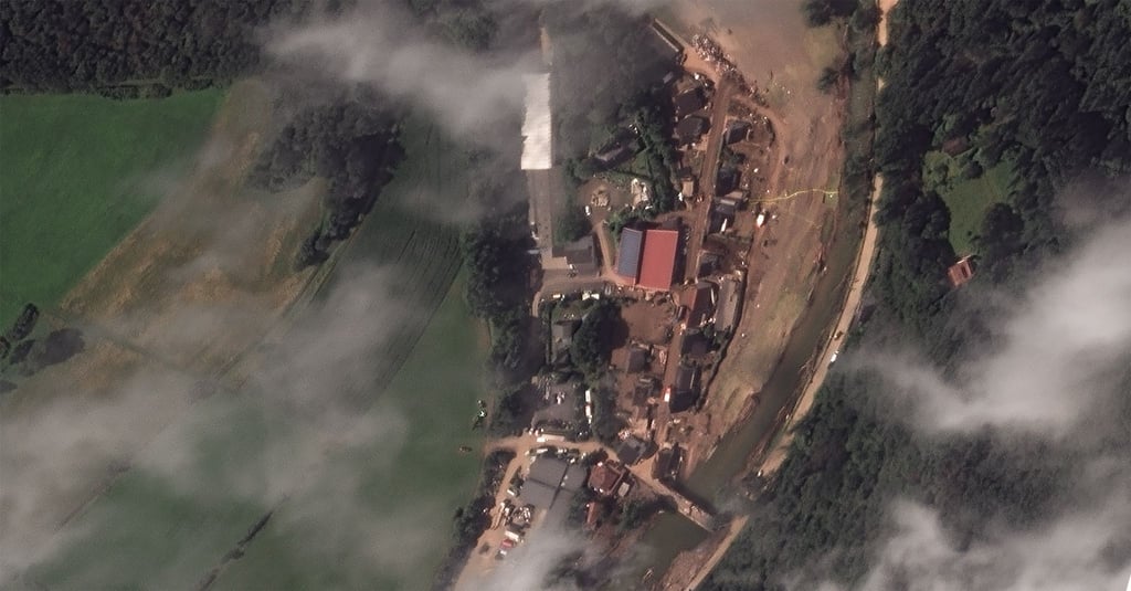 Dieses von European Space bereitgestellte Satellitenbild zeigt das vom Hochwasser verwüstete Dorf Schuld, in der Nähe von Bad Neuenahr-Ahrweiler.