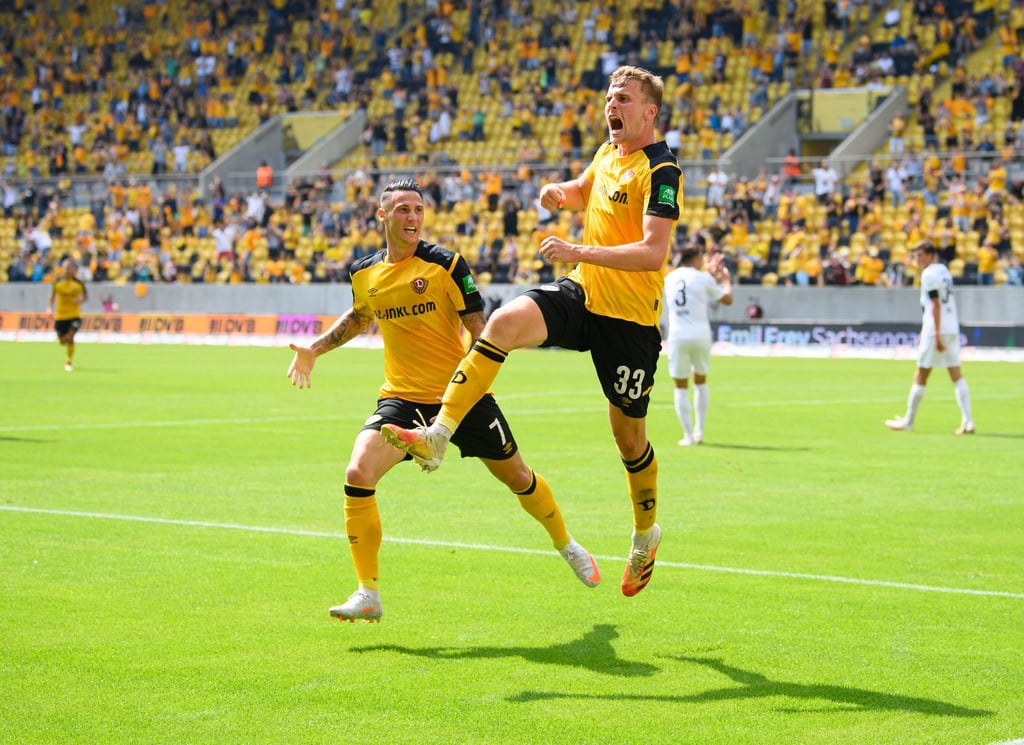 Dynamos Christoph Daferner (r) jubelt nach seinem Tor zum 2:0 mit Panagiotis Vlachodimos.