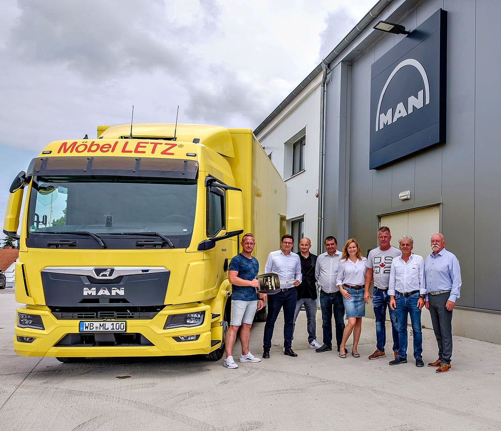 Mario Letz von „Möbel Letz“ (Dritter von rechts) hat seinen neuen Lkw in Kemberg in Empfang genommen.