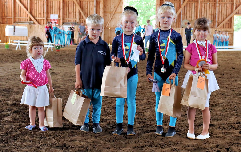 ?Grünschnäbel" heißen die Jüngsten im Pferdesport. Hier nach der Siegerehrung (v. l.) Leni, Michel, Ida, Miri und Lotte. Die Kleinen haben Mut bewiesen und ihre Kunststücke auf dem Rücken von Dolomit geturnt. Dafür gab es viel Applaus.