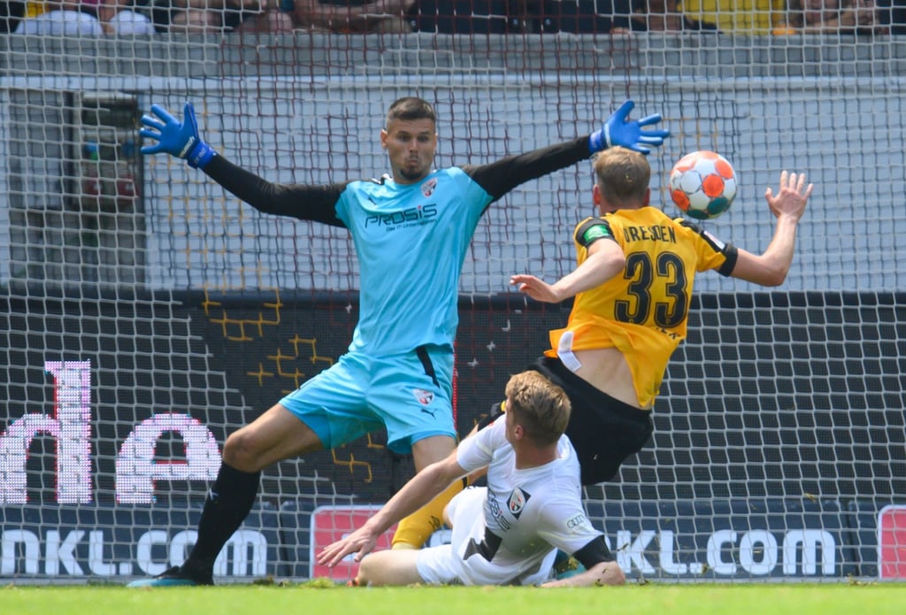 Christoph Daferner (r) traf für Dresden zum 1:0.