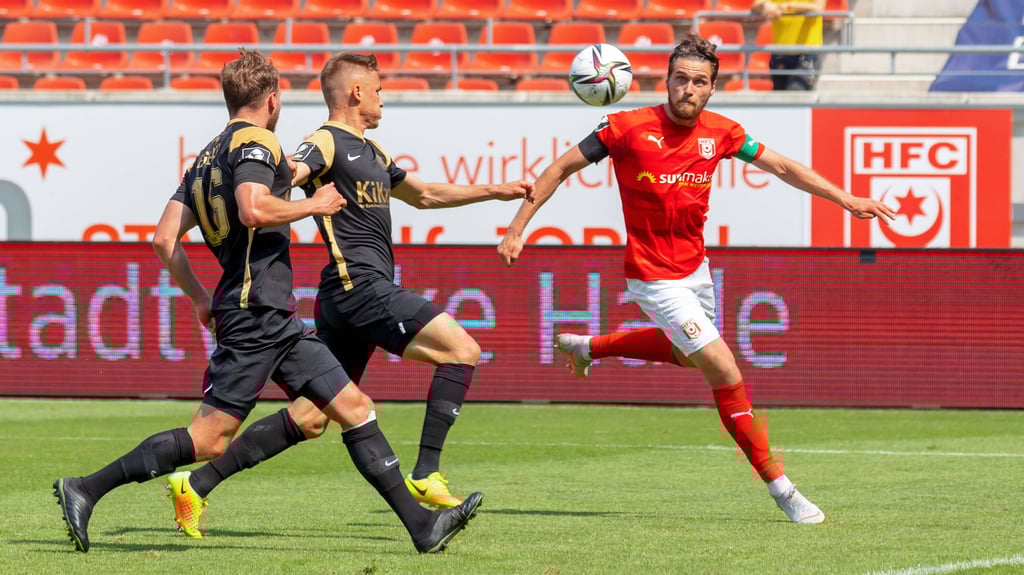 Jonas Nietfeld trifft für den HFC per Volleyschuss zum 3:1 gegen Meppen.