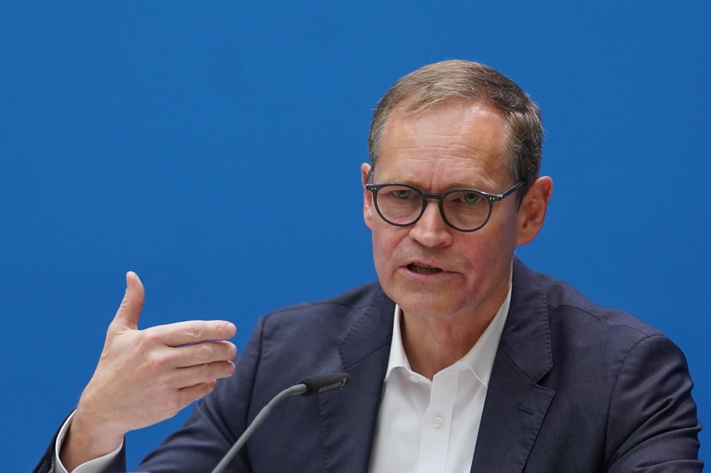 Michael Müller (SPD), Regierender Bürgermeister, spricht zur Presse.