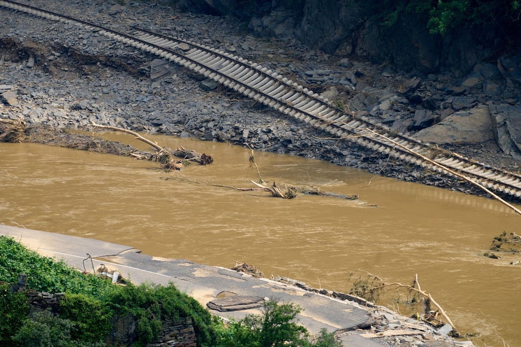 Die Bahnstrecke im Ortsteil Walporzheim ist unterspült. In den vom Unwetter betroffenen Gebieten halten die Aufräumungsarbeiten an.