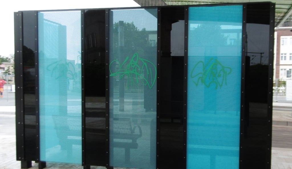 Schmiererei an der Glasfront des neuen Burger Busbahnhofs