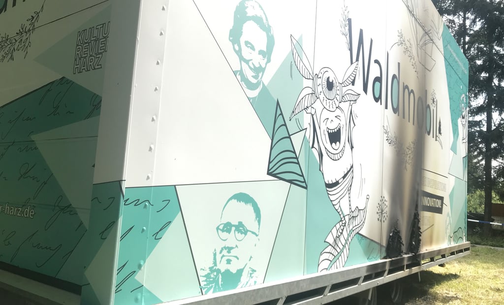 Die Brandspuren aus der Nacht zum Sonnabend am Waldmobil in Benneckenstein sind unübersehbar. Die Festival-Ausrichter vom Verein Kulturrevier Harz hoffen auf Spenden, um eine rechtzeztige Reparatur finanzieren zu können.