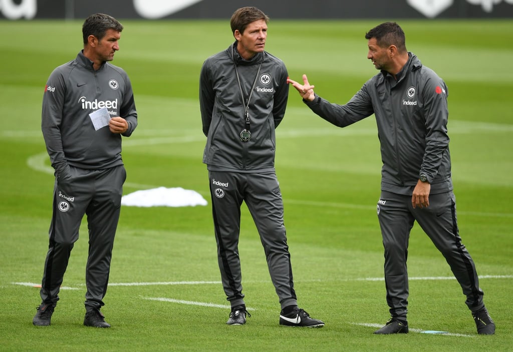 Eintracht-Cheftrainer Oliver Glasner (M) sah eine gute erste Halbzeit seiner Mannschaft.