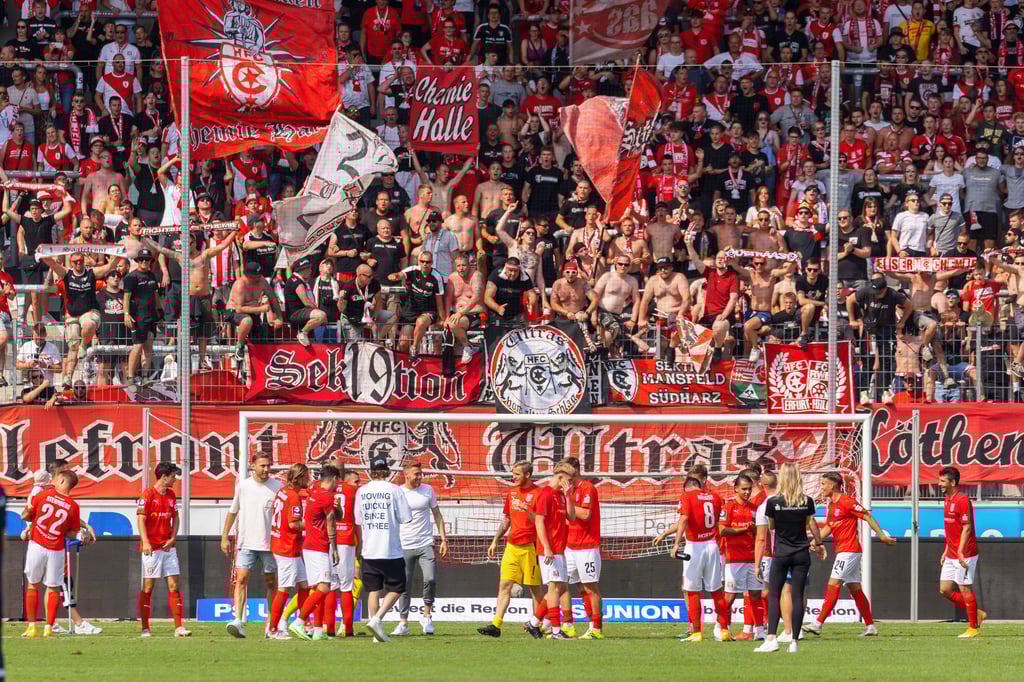 Rot-weiße Party: Fans und Mannschaft des Halleschen FC feiern gemeinsam den 3:1-Sieg gegen Meppen.