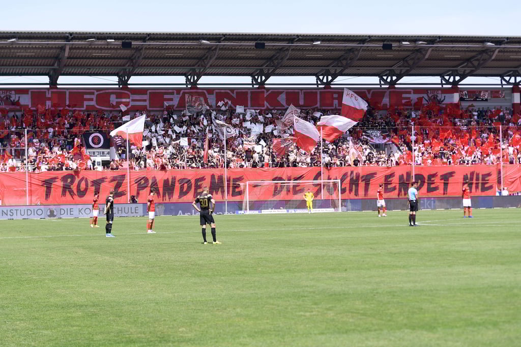 Die HFC-Fans empfingen die Mannschaft mit einer Choreographie.