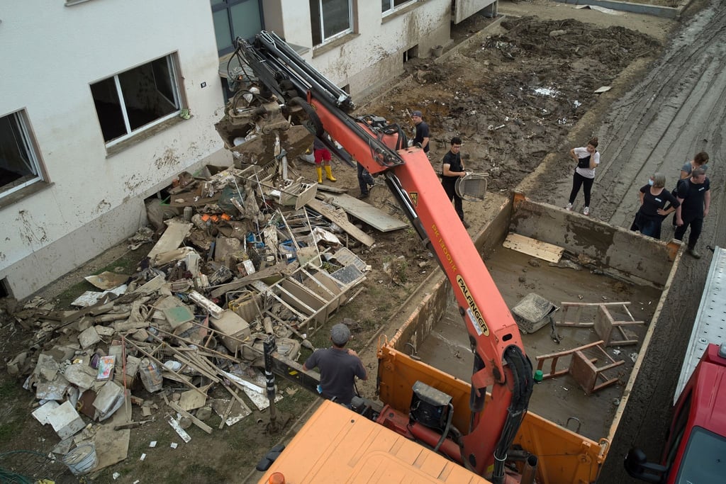 Ein Baukran arbeitet bei Aufräumarbeiten nach der verheerenden Flut.