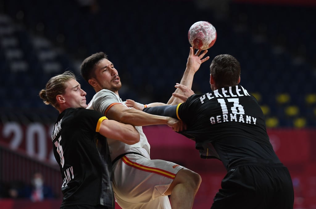 Deutschlands Juri Knorr (l) und Hendrik Pekeler in Aktion mit Spaniens Alex Dujshebaev Dobichebaeva.