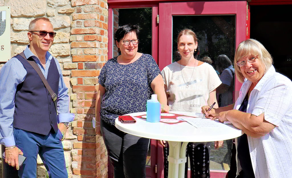 Treffen des Landesverbandes der Pflegeelternvereine im Burgstall Schlanstedt mit Andreas Henke, Kathrin Kube, Caroline Zeigermann und Monika Hohmann.
